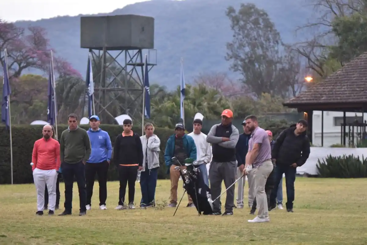 GRAN GOLPE. Armando “Gato” Zarlenga ganó por segunda vez el Abierto del Norte de Aficionados en el Jockey Club.