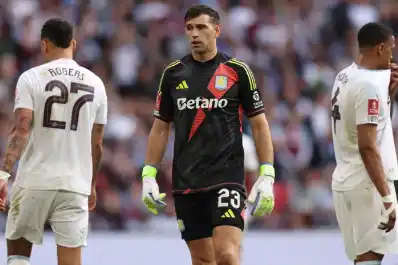 Dibu Martínez está a un paso de ser arquero de Manchester United