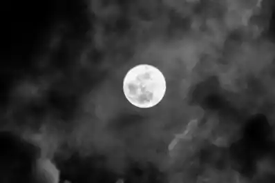 ¿Naranja, violeta o multicolor?: descubrieron cuál es el verdadero color de la Luna