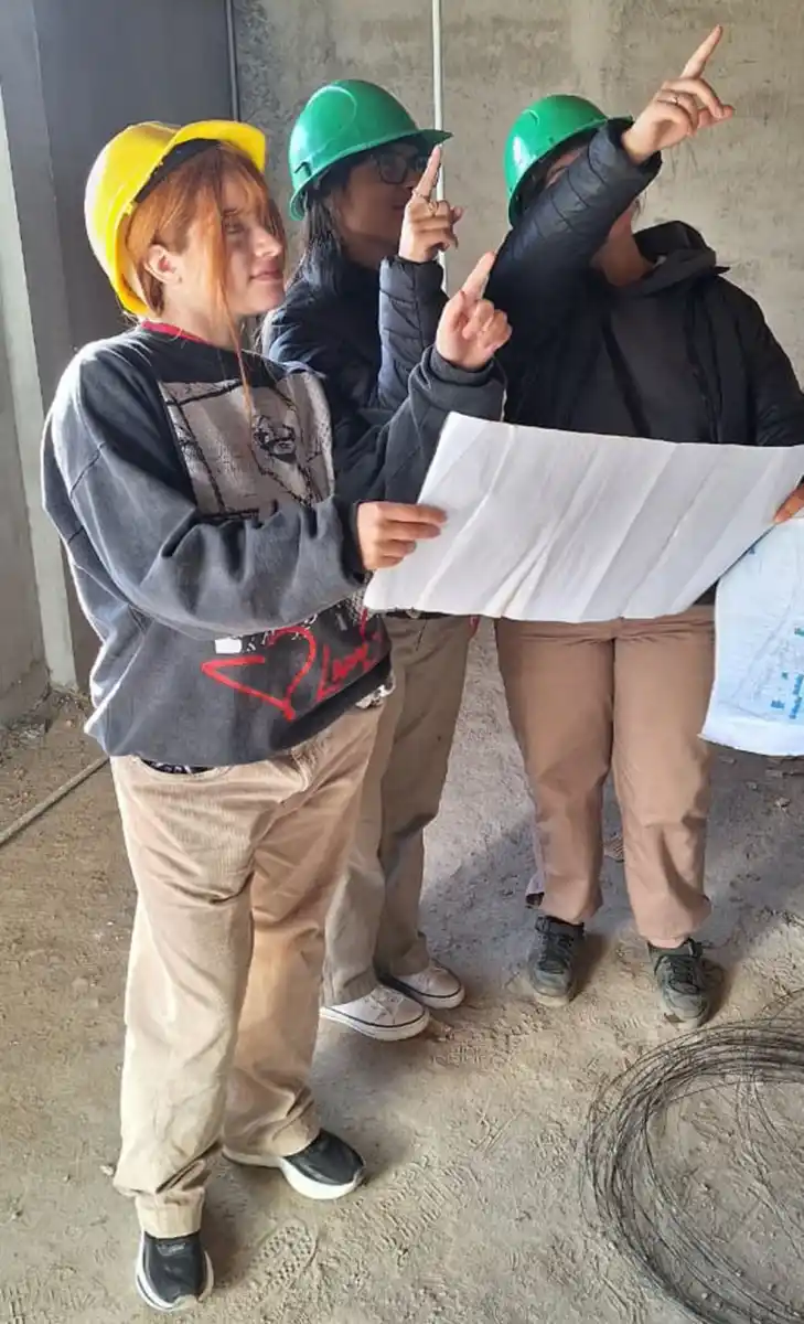 PLENA ACCIÓN EN LA COCHA. Las estudiantes trabajan y aprenden.