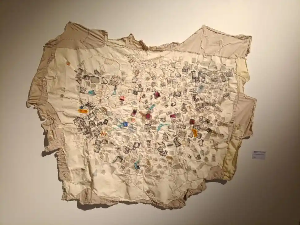 MENCIÓN ESPECIAL. “Territorio con remiendos” es una costura a mano con aguja e hilo, de la artista María José Fernández Pascual.