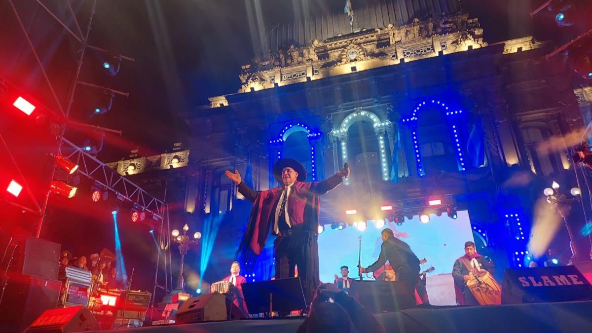 PURO FOLCLORE. En cada presentación el mítico cantante folclore convoca a multitudes. LA GACETA/ FOTO DE ARIANE ARMAS