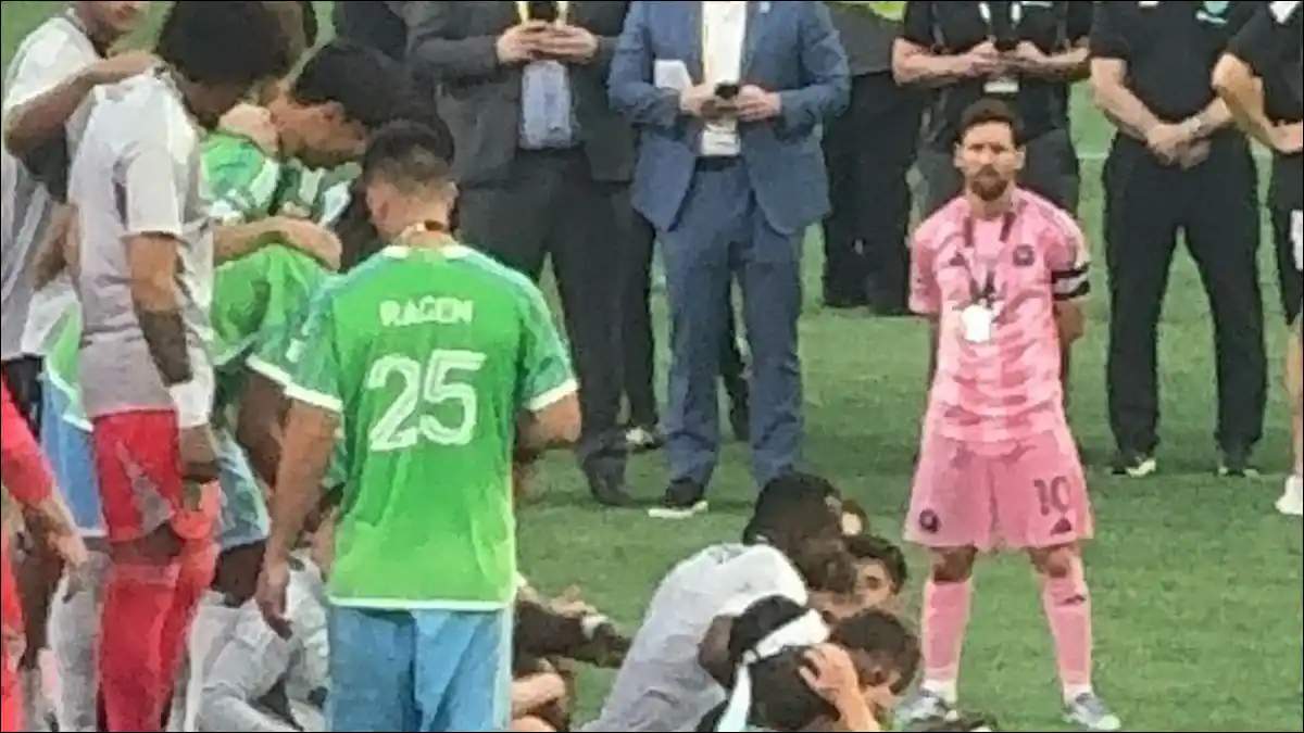 EN SILENCIO. Lionel Messi, con la medalla de subcampeón, permaneció en la cancha y observó la celebración de Seattle Sounders