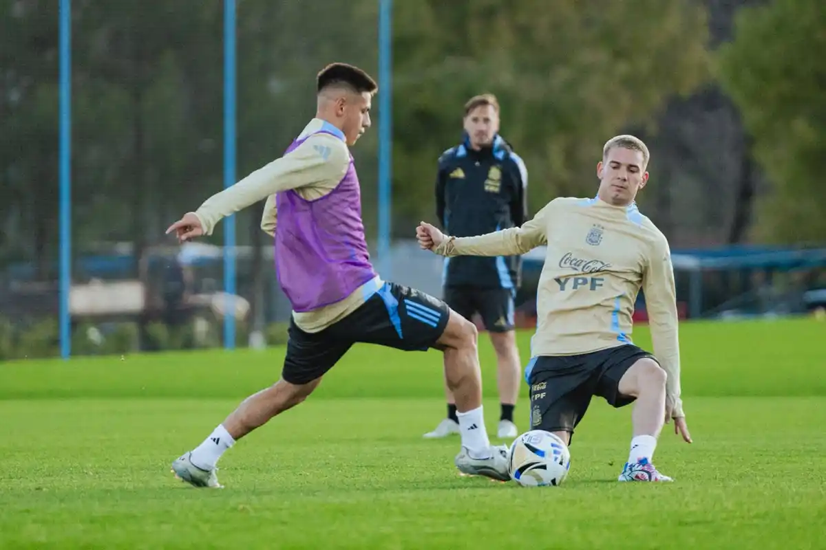 ENTRENAMIENTO. Mastantuono y Echeverri disputan la pelota durante la práctica vespertina de este lunes.