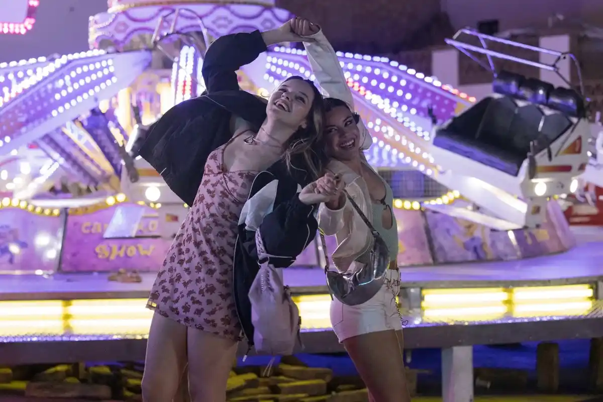 Zoe Arnao y Nadia Vilaplana, las dos chicas en la feria de Frigiliana. JORGE FUEMBUENA/NETFLIX