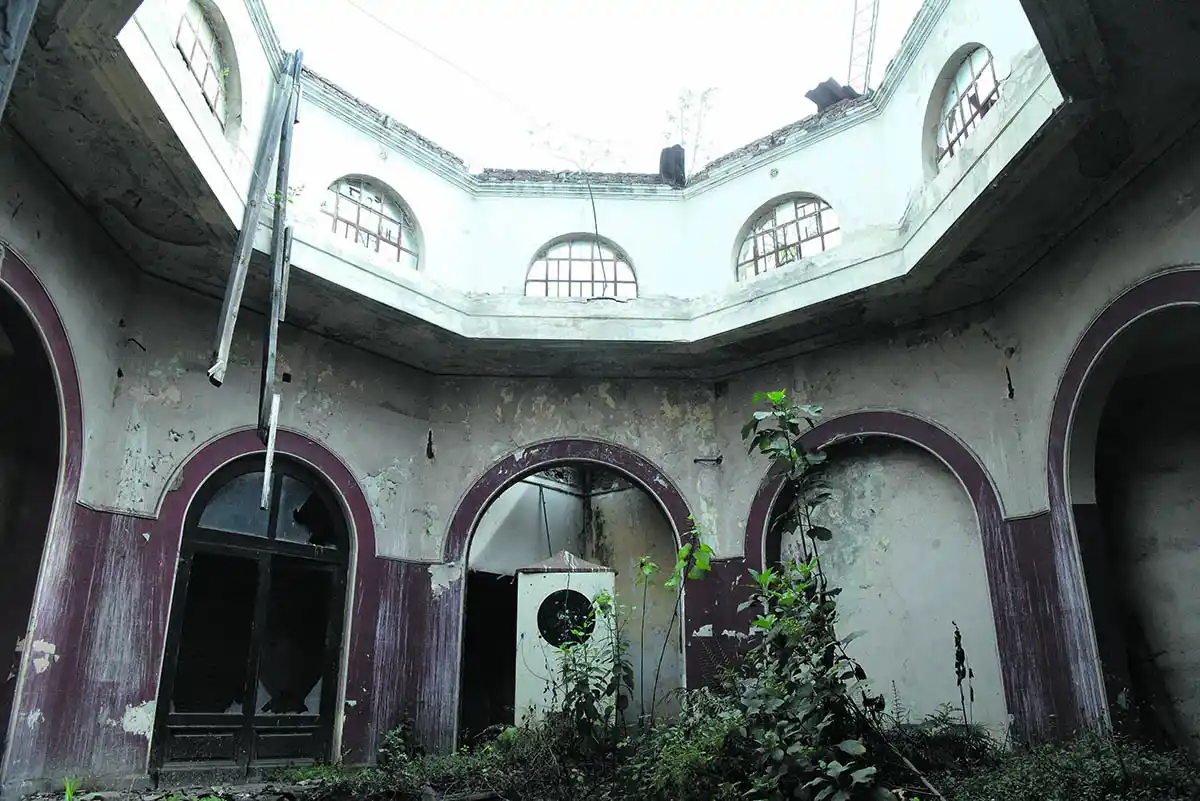 IMPACTANTE. Así luce lo que fue el señorial hall central del banco. El techo de tejas se desmoronó, pero la estructura de los muros se mantiene. La garita del guardia de seguridad quedó allí porque es imposible robarla.