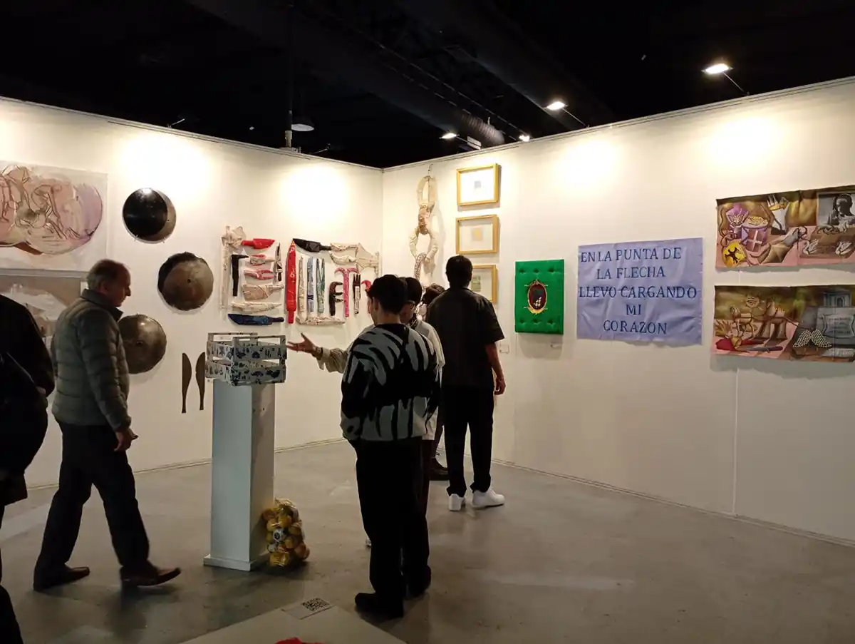 STAND DE GALERÍA FULANA. En pocos metros cuadrados se ubicaron las obras de seis artistas tucumanos.