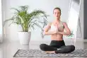 Reducir el estrés y hacer ejercicio: tres aplicaciones para hacer yoga de manera gratuita