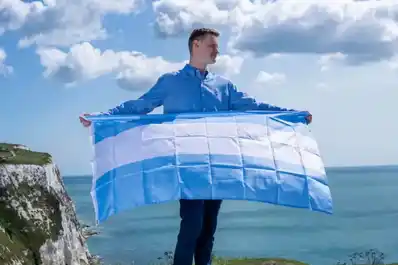 Con 20 años, fundó una micronación en Europa y la gobierna desde el exilio