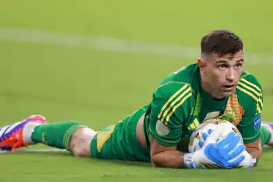 Sorpresa en el mercado: Galatasaray quiere a Dibu Martínez y le ofrece jugar la Champions League