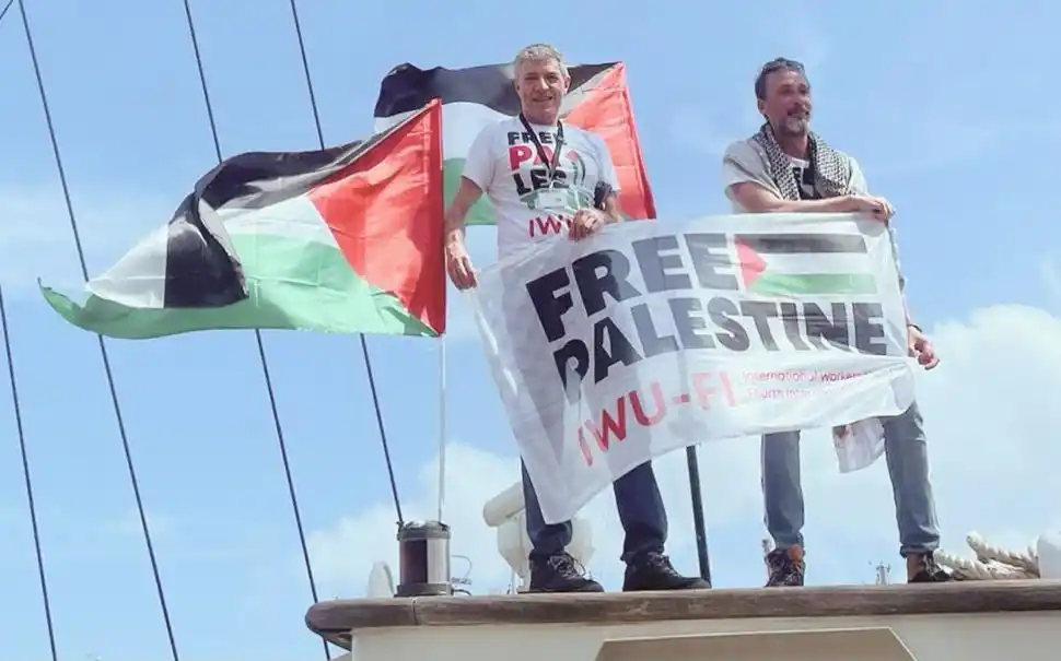 PARTIDA. Dos de los argentinos que viajan con la flotilla postearon en sus redes imágenes de la salida del barco.