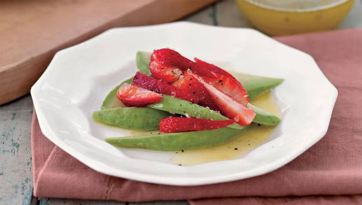 Ensalada de palta y frutilla.