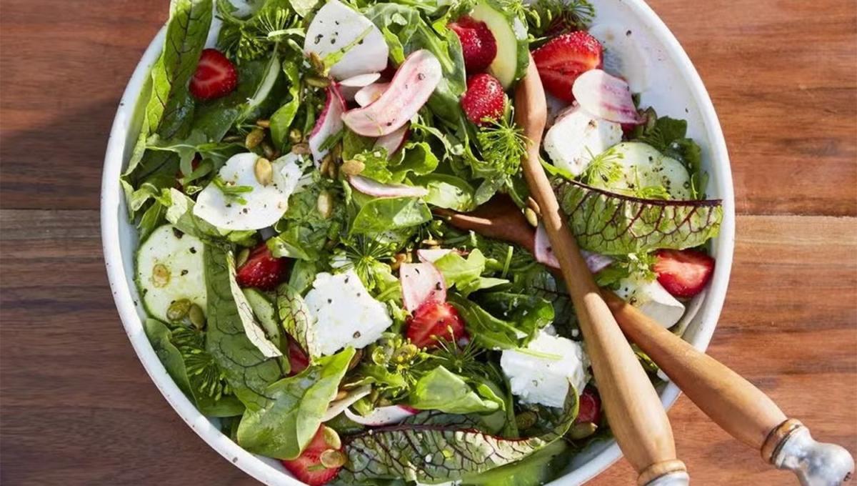 Ensalada verde con frutillas. 