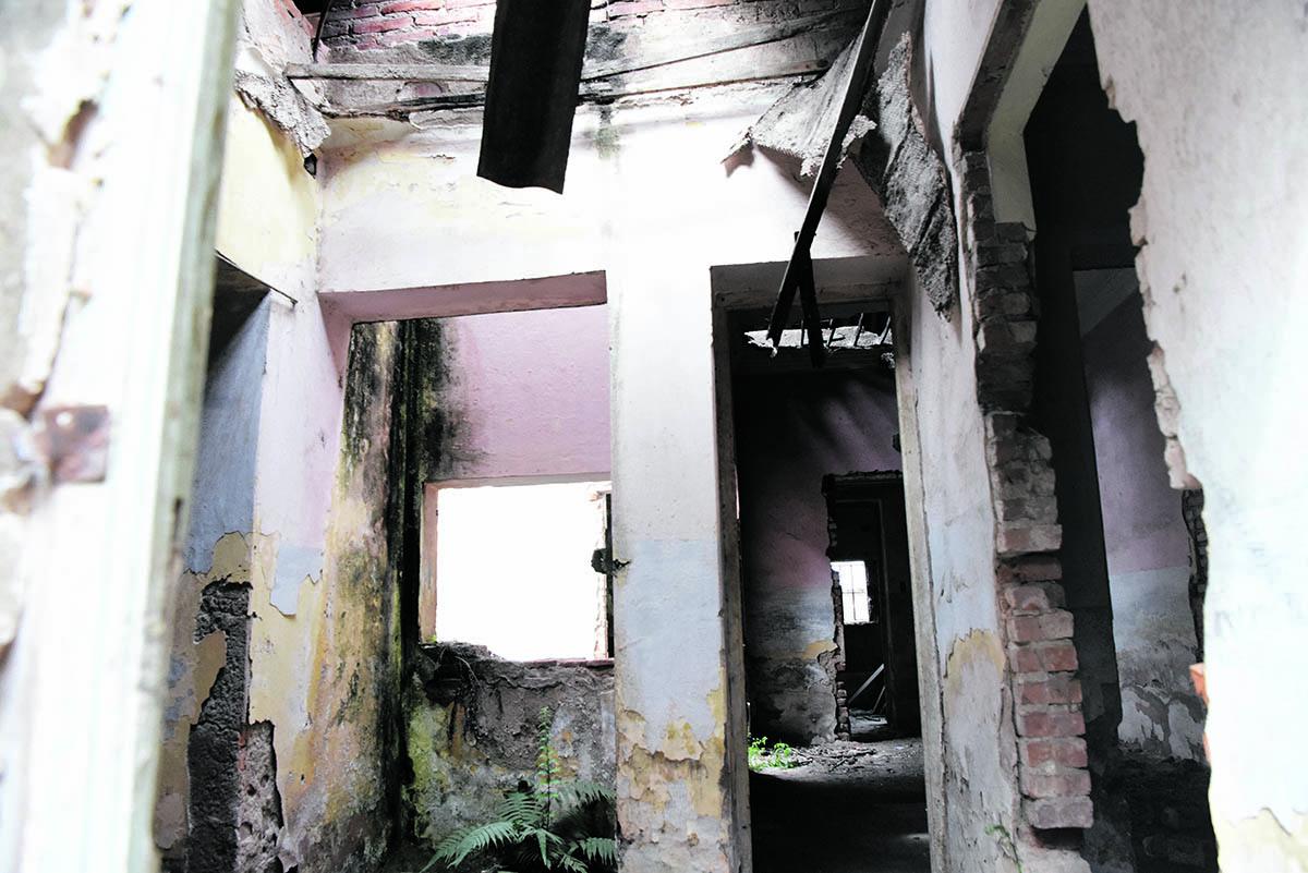 LA DEVASTACIÓN ES ABSOLUTA. El interior del antiguo banco.