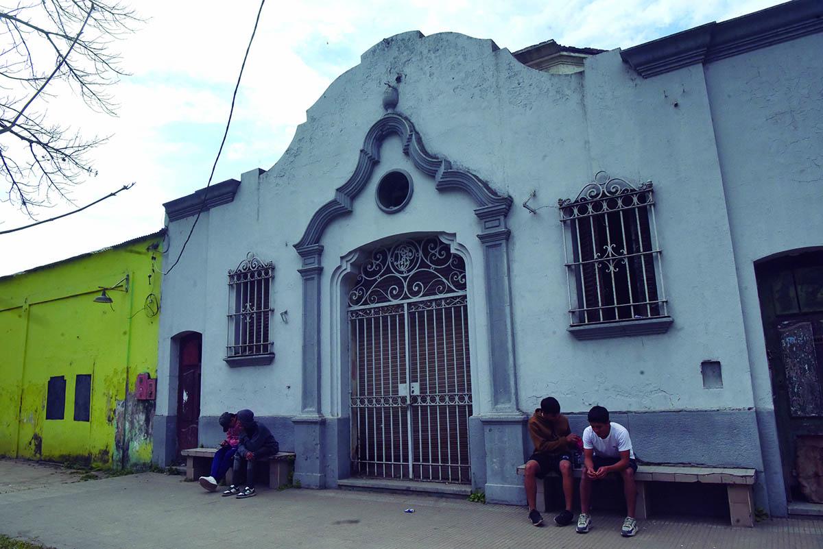 LA FACHADA. Arriba se aprecia el hueco donde estaba el reloj.