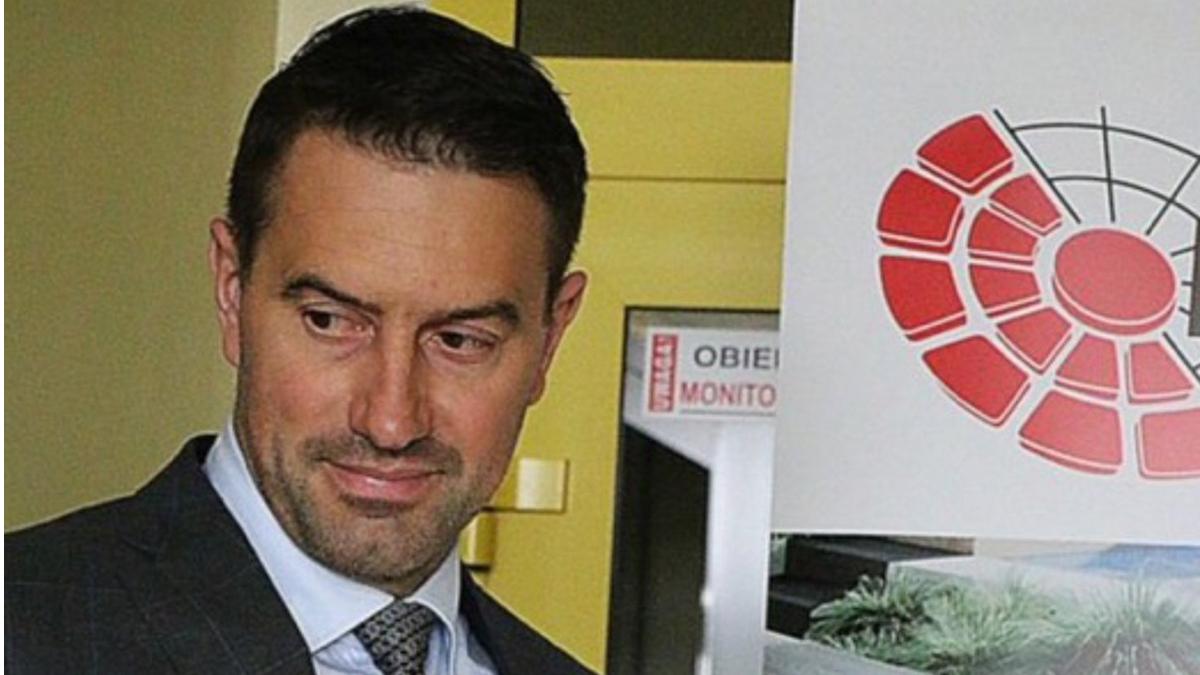 PIOTR SZCZEREK. El CEO de la empresa de pavimentación Drogbruk fue identificado como el protagonista del gesto repudiado en todo el mundo.