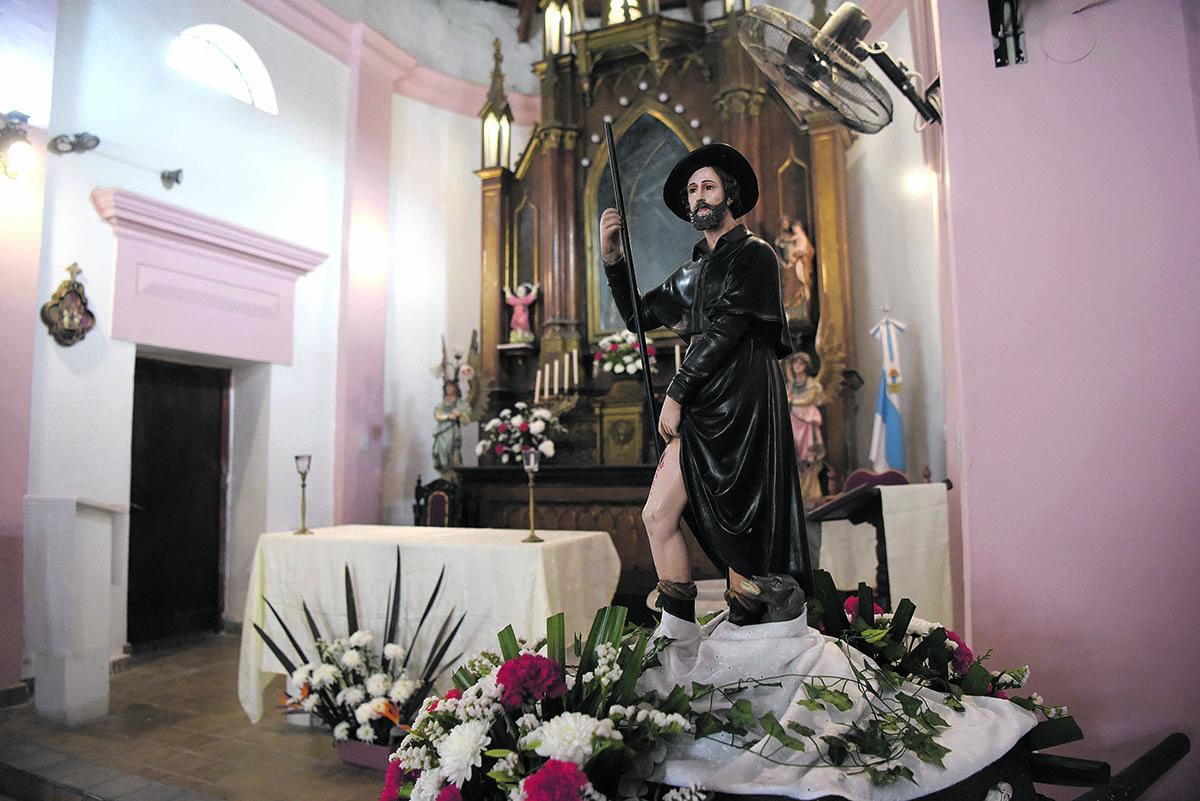 RODEADO DE FLORES. Así salió San Roque a las calles del pueblo.