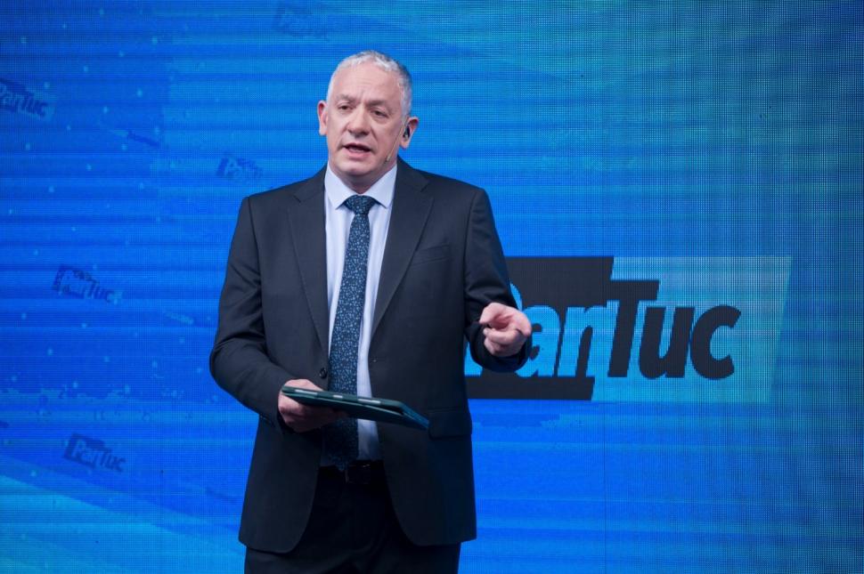 FEDERICO VAN MAMEREN, el conductor.