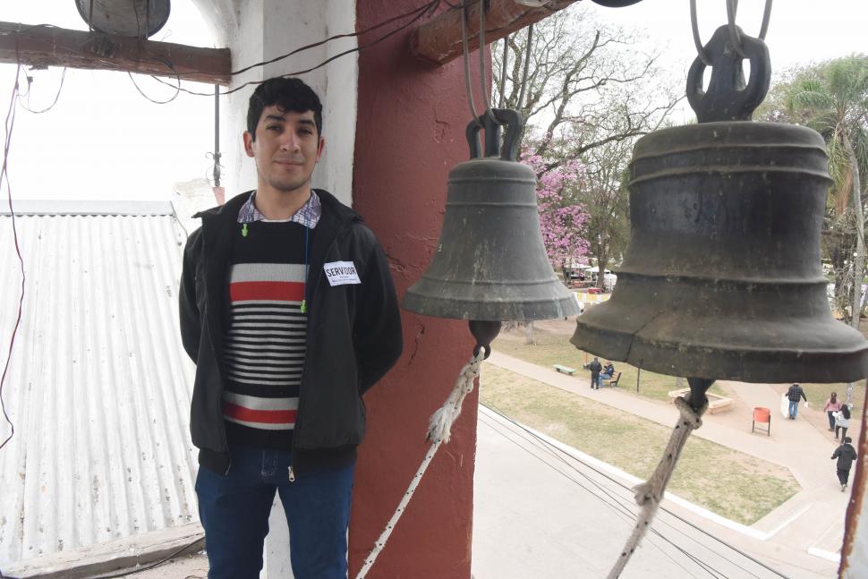 EL DUEÑO DEL CAMPANARIO. Juan José Albornoz vio el desfile desde el más estratégico de los escenarios.