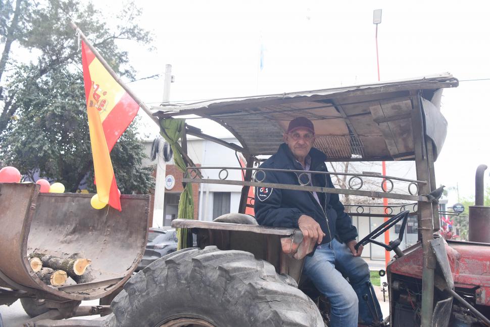 RAÍCES. Pérez Concepción vistió su tractor con banderas españolas.