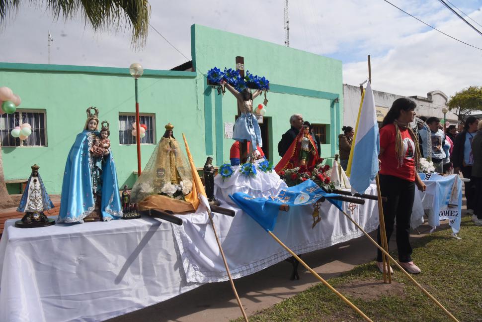 DESPLIEGUE RELIGIOSO. Llegaron imágenes de varias capillas que dependen de la parroquia de Villa de Leales.