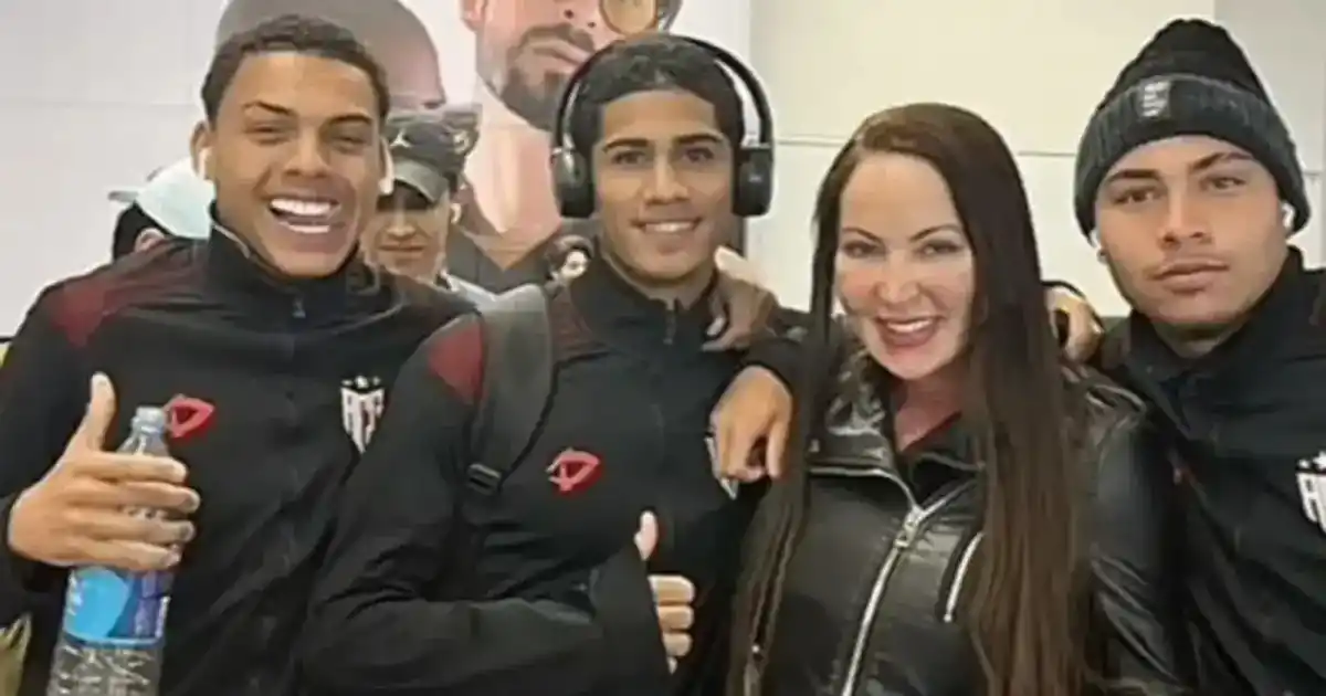 Escándalo en Brasil: Atlético Goianiense expulsó a seis juveniles que se tomaron una foto con una actriz de cine para adultos