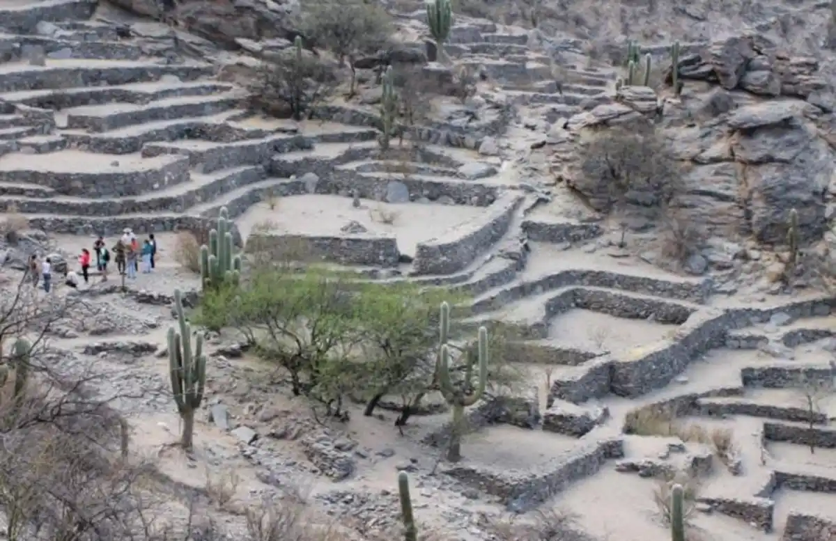 Ruinas de Quilmes: buscan ordenar su actividad turística con operativos de desalojo a puesteros irregulares