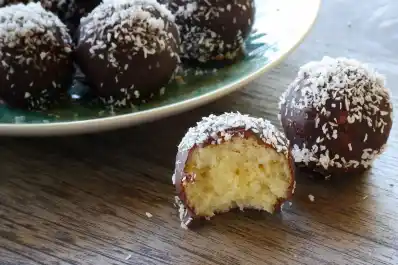 Bolitas de banana y coco: el postre fácil, rápido y saludable que se prepara con tres ingredientes