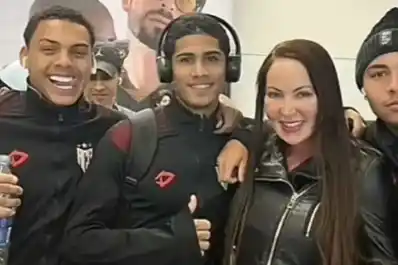 Escándalo en Brasil: Atlético Goianiense expulsó a seis juveniles que se tomaron una foto con una actriz de cine para adultos