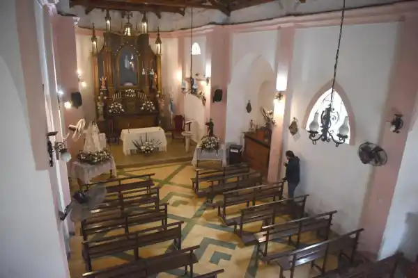 Los 245 años de Villa de Leales: patronos milagrosos, un jinete a lomo de búfalo y ritmo de zamba en una plaza donde todos se conocen