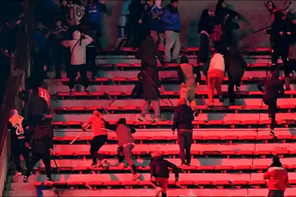 Se conocieron las primeras sanciones para los hinchas de Independiente y la U. de Chile luego del escándalo en la Copa Sudamericana