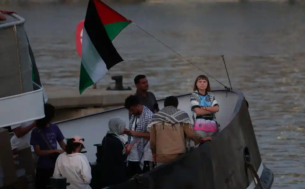 AL MAR. Greta Thunberg, en un buque de la Global Sumud Flotilla.
