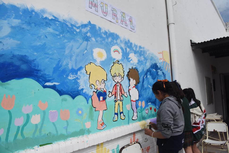 EN EQUIPO. Estudiantes de varias escuelas pintaron un mural.