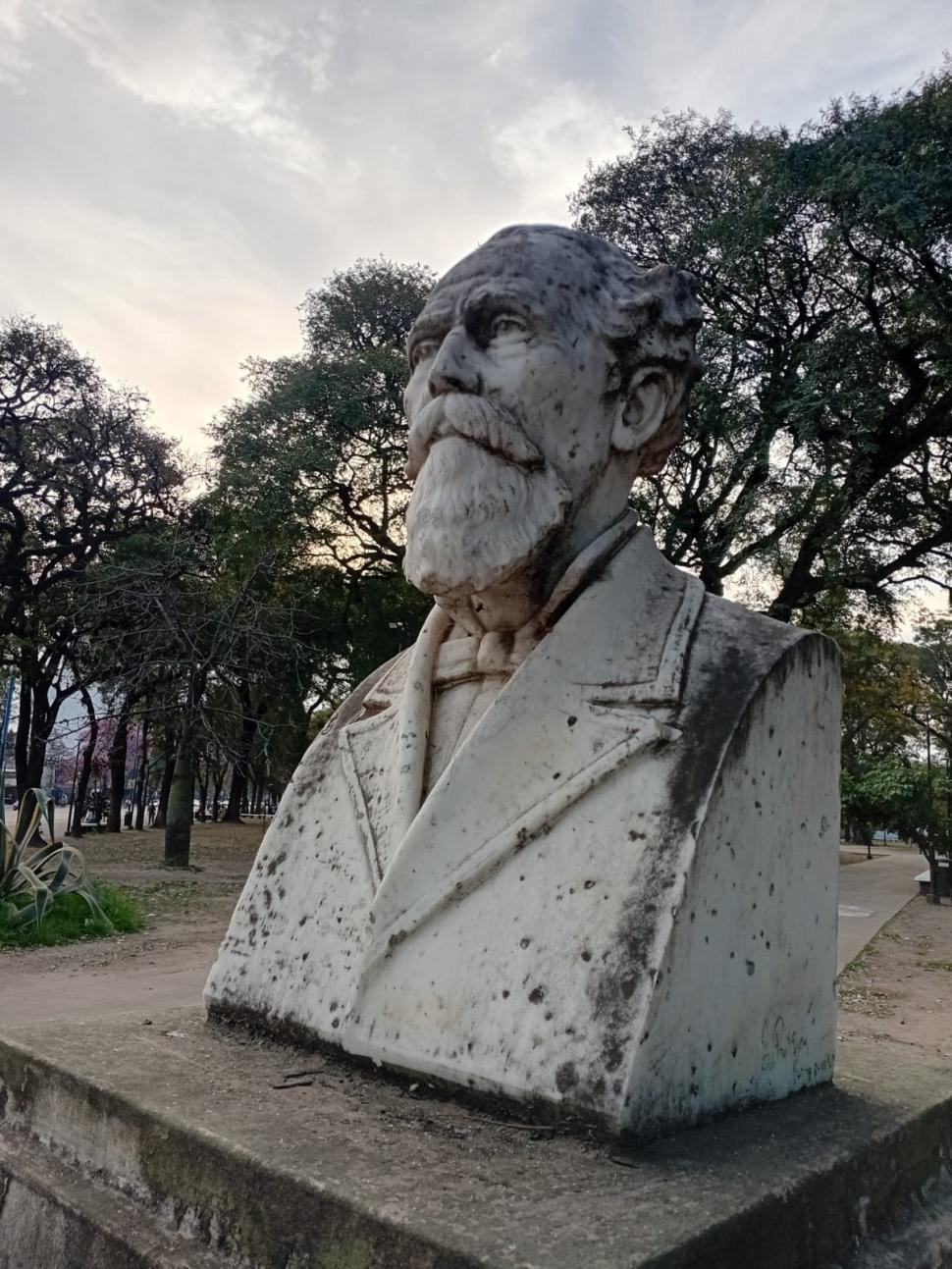 MALAS CONDICIONES. Así luce el busto emplazado sobre el pedestal.