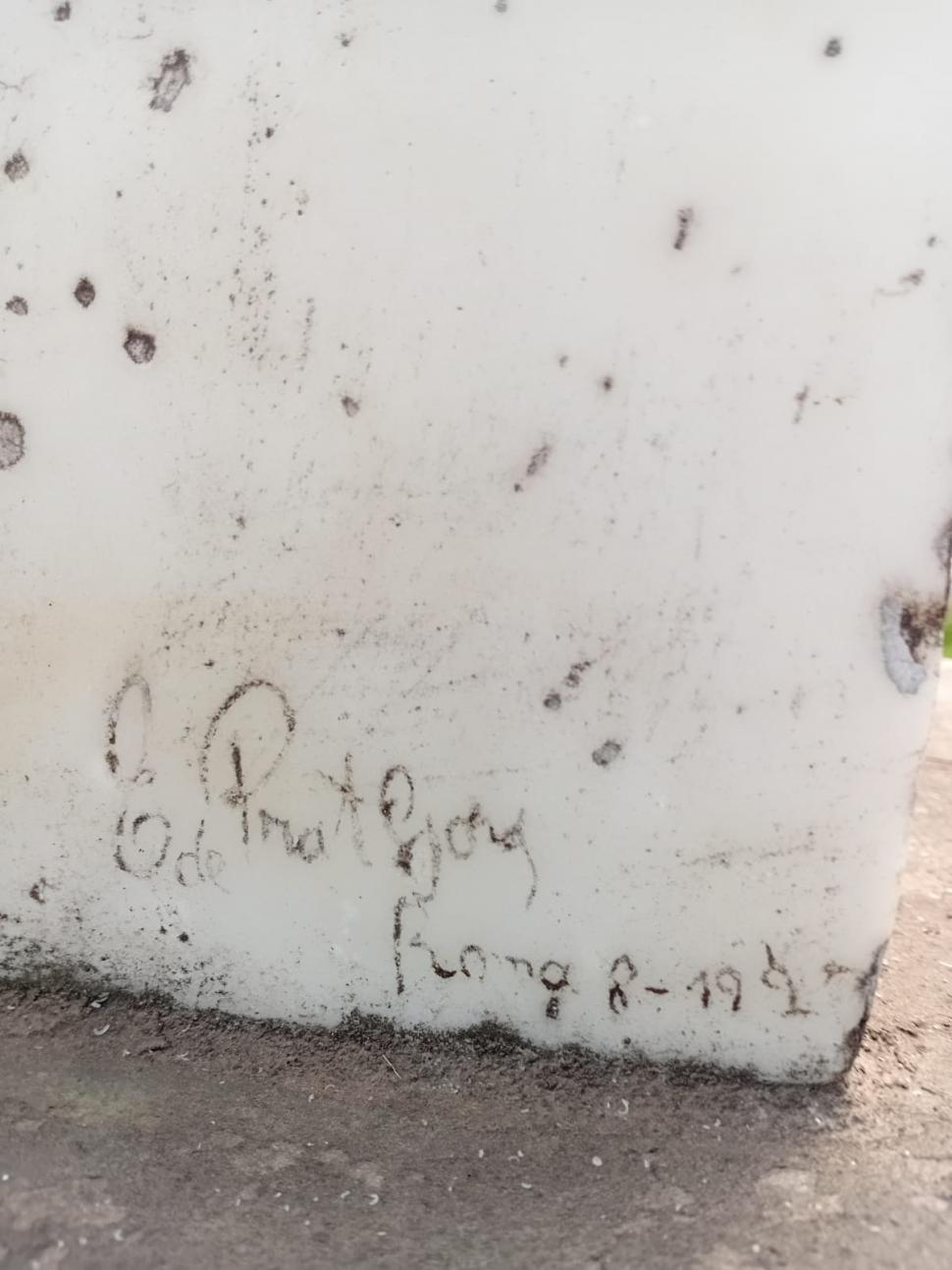 LA FIRMA DEL ESCULTOR. Poco a poco se va perdiendo el trazo.