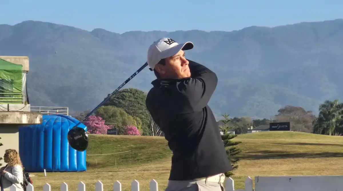 MARCHA AL FRENTE. Martín Contini, que firmó una tarjeta de 64 golpes, aún no ganó el Abierto del Norte y se ilusiona que este año puede conseguir el objetivo.