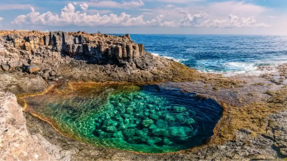 La piscina natural secreta de Fuerteventura: un tesoro volcánico que solo aparece con la marea baja