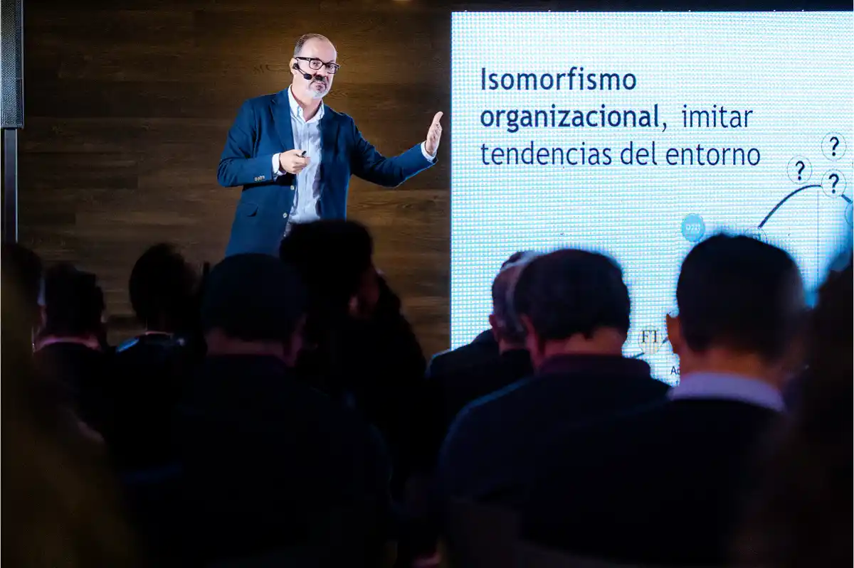 Miguel Carvajal durante su disertación en el ciclo Redacciones 5G de Telecom, en Córdoba. Foto Telecom