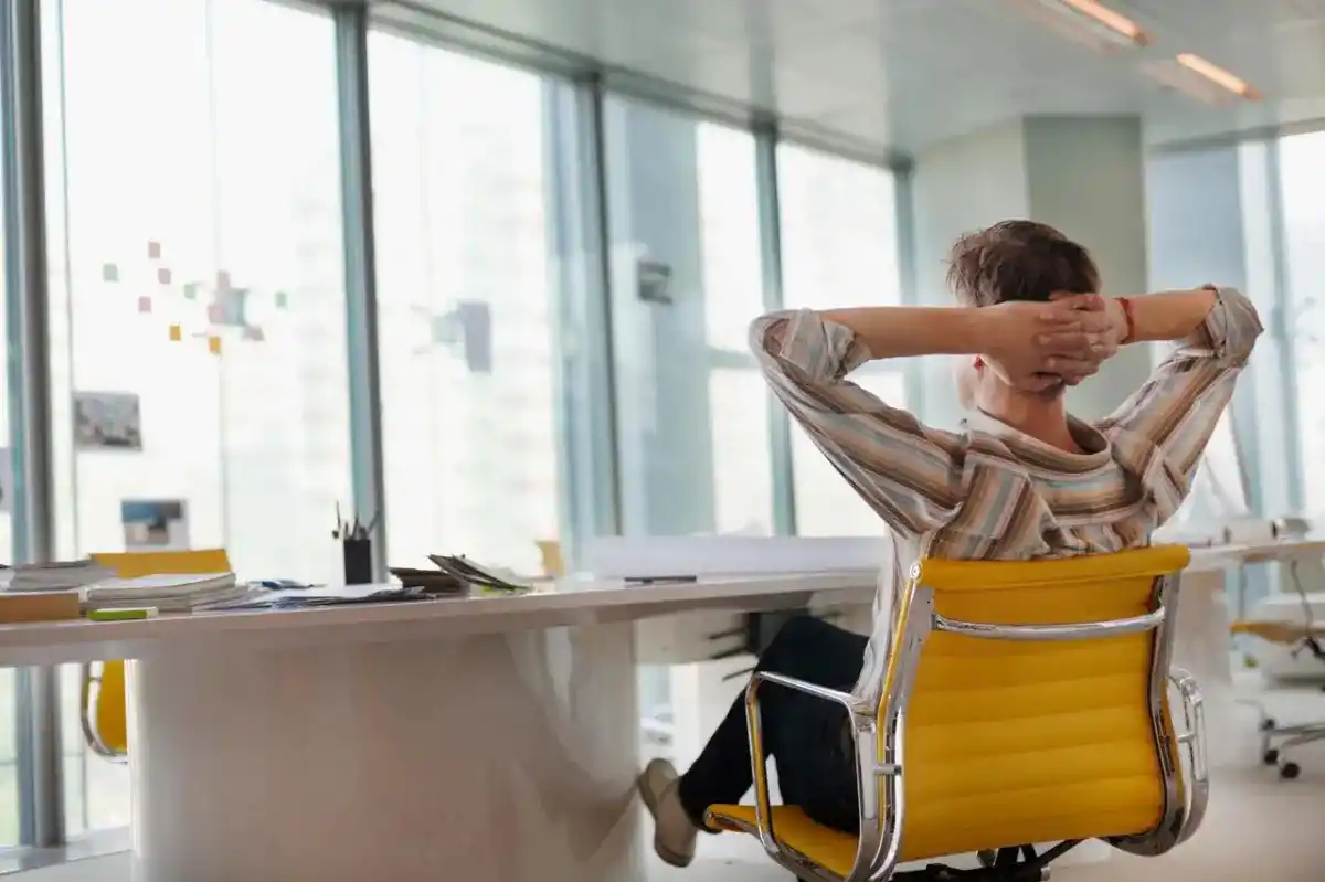 TENDENCIA LABORAL. La renuncia silenciosa creció entre jóvenes que buscan priorizar la salud mental y el equilibrio con su vida personal.