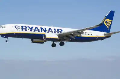 Una aerolínea cierra su base en Santiago de Compostela y cancela todos sus vuelos a Tenerife Norte y Vigo