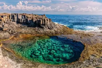 La piscina natural secreta de Fuerteventura: un tesoro volcánico que solo aparece con la marea baja