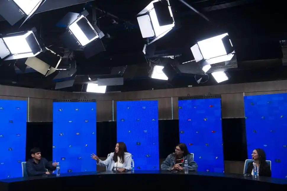 CORDIALES, PERO FIRMES. Ezequiel, Agustina, Genaro y Lourdes defendieron su ideología entre chicanas, risas y planteos partidarios. la gaceta / fotos de diego aráoz