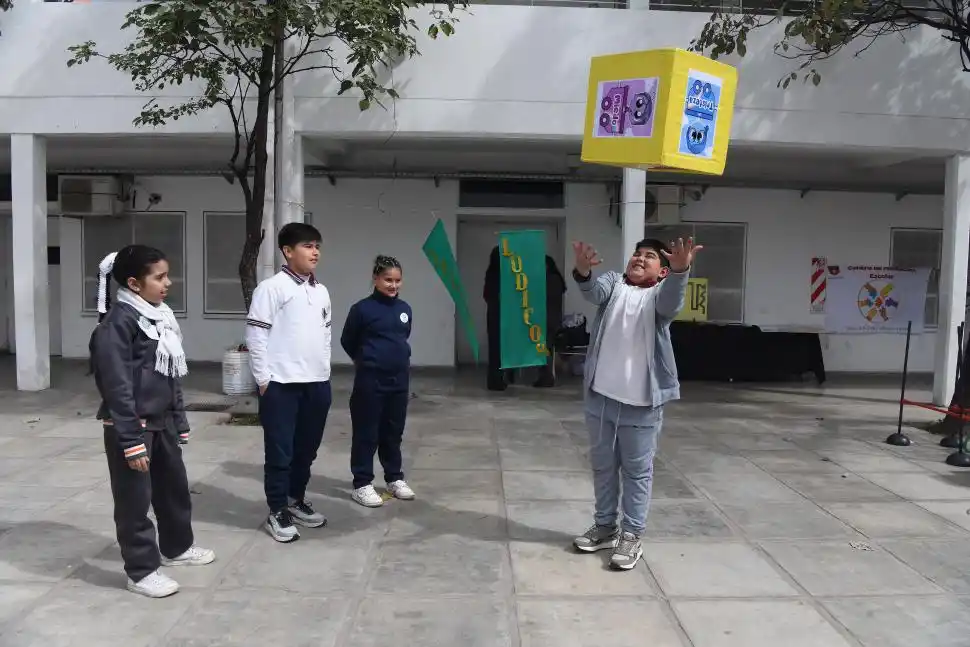 DIDÁCTICO. Para aprender sobre emociones, los chicos jugaron con un dado que los ayudó a expresarse.