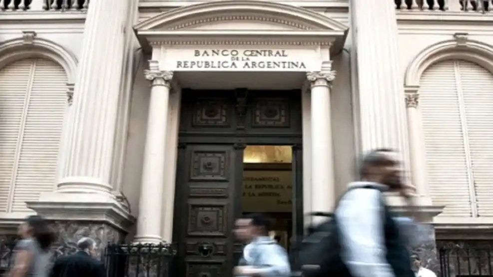 EN UNA ENCRUCIJADA. El Banco Central aún cuenta con buen margen para intervenir en el mercado de futuros de dólar. Pero necesita reservas.