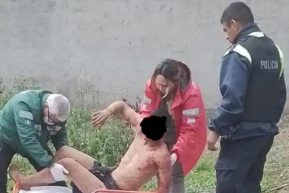 Con su saco como escudo: el presidente del Concejo de Yerba Buena salvó al joven atacado por 15 perros