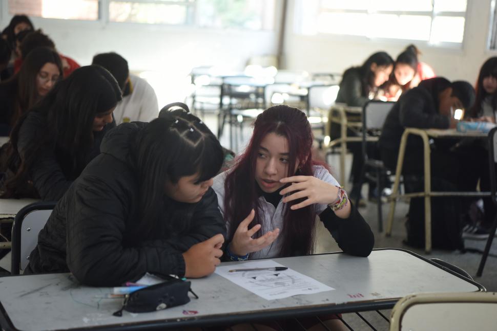 EN EQUIPOS. Los estudiantes respondieron las preguntas en pareja.