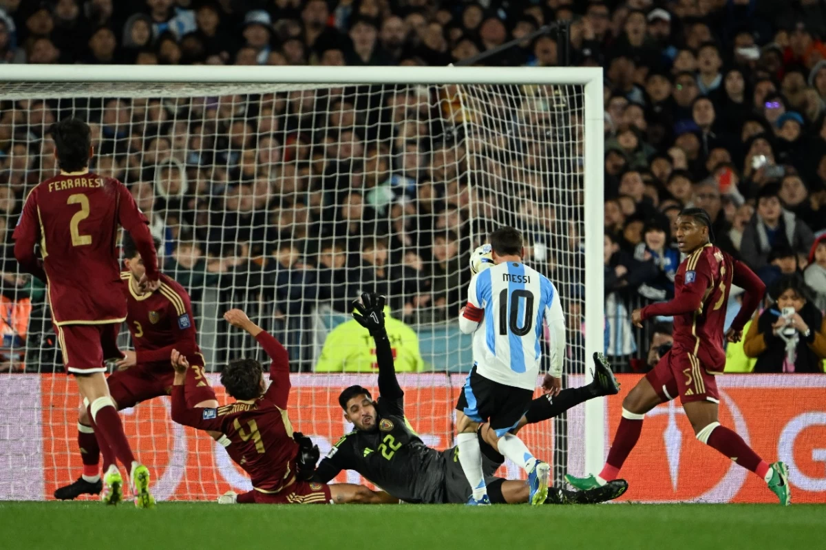 TOQUE DE CALIDAD. Messi define con clase ante Romo y tres defensores. Fue el 1 a 0 de otra noche mágica del 10.