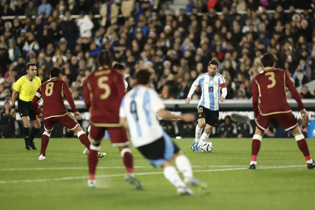 Con dos goles de Messi y uno de Lautaro Martínez, Argentina venció 3 a 0 a Venezuela