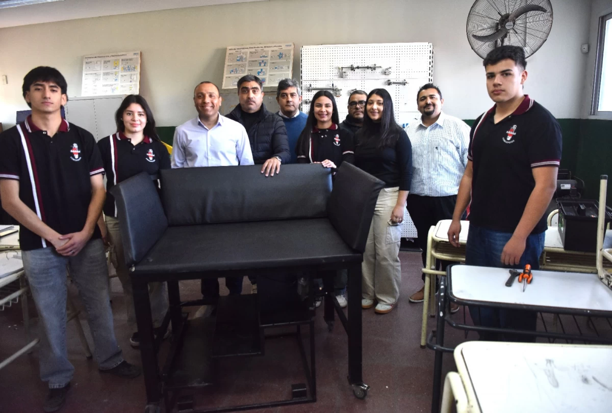 CREACIÓN. Orgullosos de su obra, los alumnos y profesoras muestran el resultado casi final de su proyecto solidario. LA GACETA/ FOTO DE OSVALDO RIPOLL