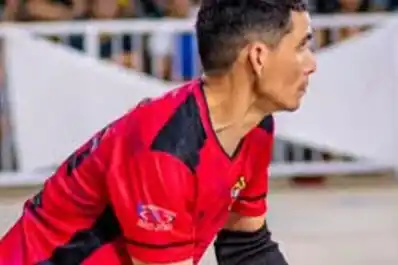 Tragedia en Brasil: murió un arquero de futsal tras desvanecerse en plena tanda de penales